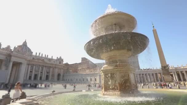 Fuente en la Plaza de San Pedro. Italia, Roma, — Vídeos de Stock