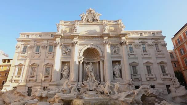 Trevi Çeşmesi Roma 'da, Trevi Çeşmesi güneşli havada, Trevi Çeşmesi yakınlarında turistler — Stok video