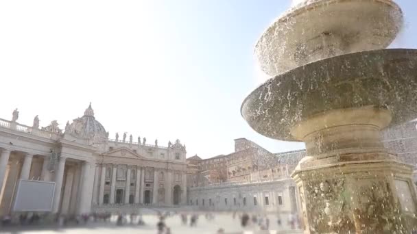 圣彼得斯广场的喷泉。意大利，罗马。圣彼得广场的喷泉慢动作 — 图库视频影像