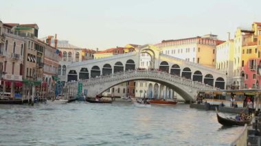 Büyük Kanal 'da bir sürü tekne, Rialto Köprüsü' nün altında bir tekne. Büyük Kanal üzerindeki Rialto Köprüsü, Venezia, İtalya. Venedik Kanalı