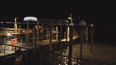 Geceleri Venedik 'te ahşap iskele. Venedik 'te gece tekne iskelesi. Geceleri turistler olmadan Venedik
