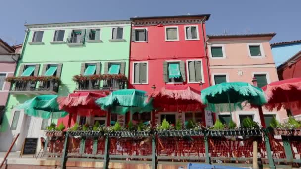Venedik sokaklarındaki renkli kafe Bruno sokaklarındaki renkli binalar — Stok video