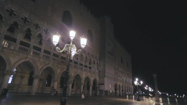 Doges Palace på San Marco torget i Venedig. Hundpalatset på natten. Arkitektur vid Markusplatsen — Stockvideo