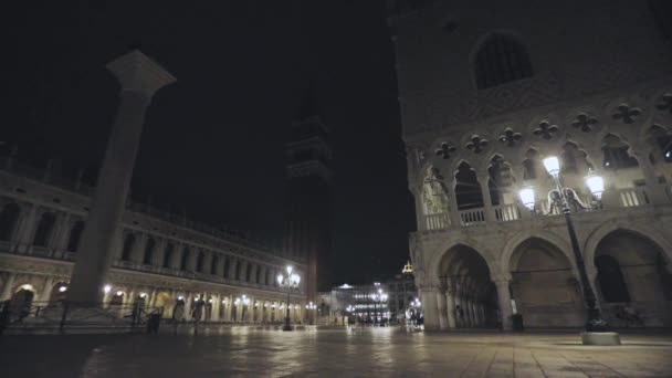 Campanile van San Marco Night frame, San Marco Square 's nachts, Venetië. Piazza San Marco 's nachts. Toeristen lopen 's nachts rond in San Marco — Stockvideo