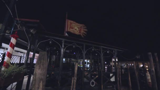 Bandera de Venecia en el viento. Bandera de Venecia ondeando en el viento, marco nocturno. Bandera de la República de Venecia — Vídeo de stock