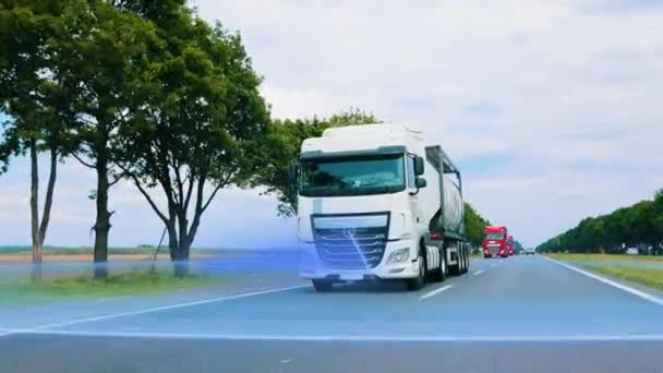 高速道路に沿って大規模な近代的なトラックが運転し、セキュリティシステムで道路をスキャンします。未来的な自動運転トラックの概念。車のセキュリティシステム — ストック動画