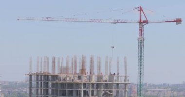 İnşaat alanında bir vinç. İnşaat vinci inşaat alanında. Çok katlı bir konut inşaatı.