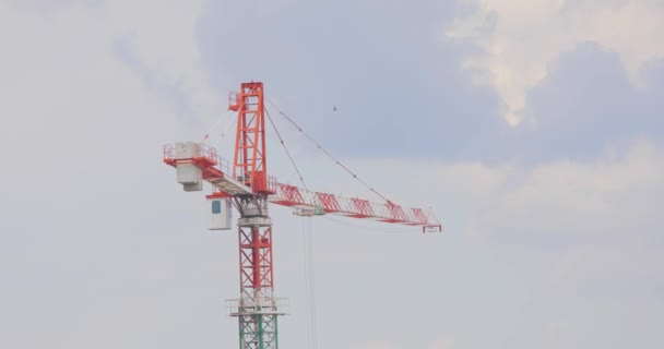 Żuraw wieżowy na placu budowy. Żuraw budowlany. Budowa wielopiętrowego budynku mieszkalnego. — Wideo stockowe