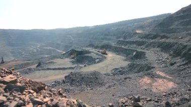 Büyük bir kömür madeninin manzarası. Açık bir çukurda kömür madenciliği. Kömür madenciliği makineleri açık bir çukurda