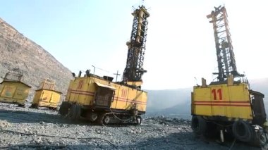 Taş ocağında sondaj kulesi. Elektrikli maden ocağına patlayıcı yerleştirmek için sondaj aleti. Patlama için kuyu kazmak