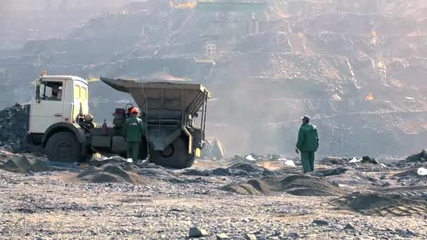 炸药在采石场工作。在铁矿采石场放置炸药的过程. — 图库视频影像
