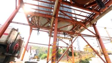 Kimyasal tesis. Bir kimya fabrikasında endüstriyel dış cephe. Kimya endüstrisindeki teknik ekipman.