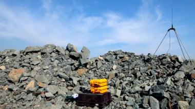 Demir cevheri ocağında sarı fünye. Bomba teçhizatı. Taş ocağındaki toprağı patlatmak için patlayıcı..