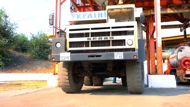 Um camião-tanque numa fábrica de químicos. Um caminhão tanque é preenchido com produtos químicos em uma planta química — Vídeo de Stock