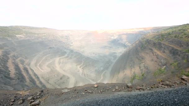 Miniera di carbone in un panorama a cielo aperto. Panorama di una grande miniera di carbone. Macchine per l'estrazione del carbone in un pozzo aperto — Video Stock
