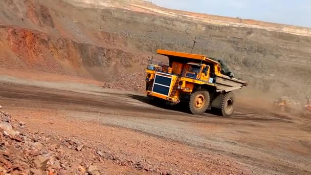 Gele vuilniswagen in een kolenmijn. De vuilniswagen rijdt door de steengroeve. Grote vuilniswagen in een kolenmijn — Stockvideo
