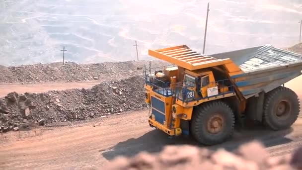 A szemétszállító áthajt a kőbányán. Nagy bányászkocsi. Nagy teherautó egy szénbányában. Sárga teherautó egy szénbányában.. — Stock videók