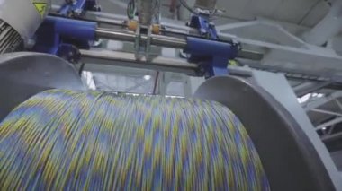 Yapım aşamasında elektrik kablosunun bobbin kutusuna sarılması. Kablolu yayın. Kablo fabrikası
