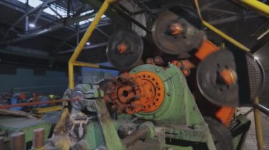 Makine bir fabrikada bakır telleri karıştırıyor. Kablo üretimi için bitki. Bakır kabloyu karıştırıyorum. Bakır kabloya yakın çekim.