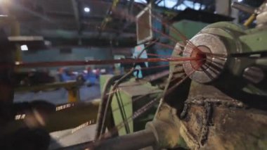 Modern bakır kablo fabrikası. Kablo üretimi için bitki. Bakır kabloyu karıştırıyorum. Bakır kabloya yakın çekim.