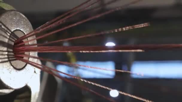 混合铜丝。生产电缆的工厂.铜缆的特写. — 图库视频影像