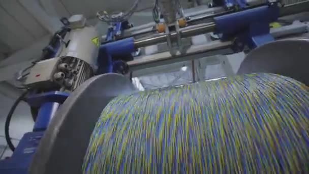 Draaiende haspel met kabel close-up. Grote haspel met kabel in productie — Stockvideo