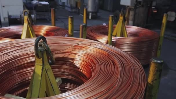Fabricação de cabos de cobre. Cabo de cobre, uma bobina de cabo de cobre. — Vídeo de Stock