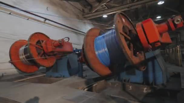 Draadproductie, kabelproductieproces in een moderne fabriek, industrieel interieur — Stockvideo