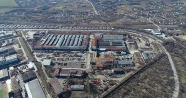 Fabrikanın endüstriyel dış cephesi. Büyük bir fabrikanın havadan görünüşü.