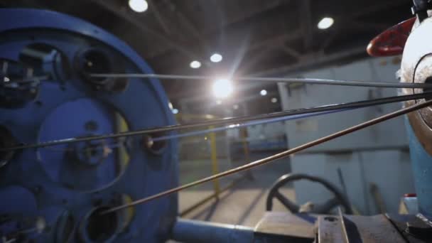 केबल प्लेक्सस क्लोज-अप, एक आधुनिक कारखाने में केबल विनिर्माण प्रक्रिया — स्टॉक वीडियो