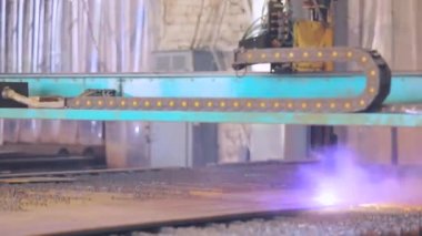 Metal bir levhayı CNC kesme makinesiyle kesmek. Cnc gaz keserek metal bir levhayı kesiyor.