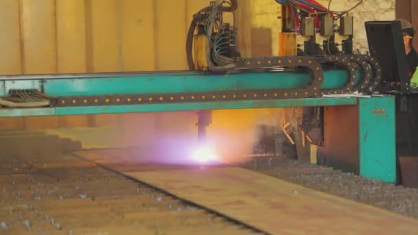 Cnc skär en metallplåt genom gasskärning. Klipp en metallplåt med en CNC-skärmaskin. — Stockvideo