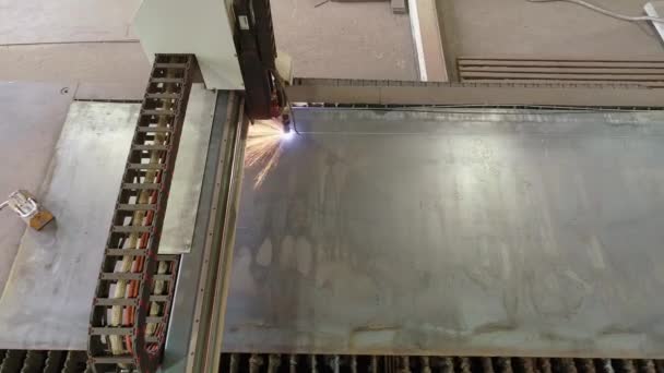 Gas svetsning CNC maskin ovanifrån. Skär metallämnen på en CNC-maskin. Arbeta med gasskärning. Gasskärning i fabrik. — Stockvideo