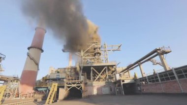 Bitkinin bacasından beyaz duman emisyonu. Bitkinin bacasından çıkan kalın beyaz duman. Çevreye zarar vermek. Büyük bir metalürjik bitkinin dışı.