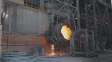 Metalurjik bir fabrikada endüstriyel iç mekan. Sıcak metal kepçe. Ağır çekimde çıkan kıvılcımlar. Endüstriyel iç