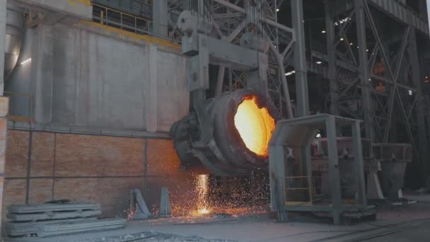 Intérieur industriel dans une usine métallurgique. Louche en métal chaud. Étincelles de métal chaud au ralenti. Intérieur industriel — Video