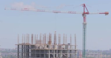 Çok katlı bir konut inşaatı. İnşaat alanında bir vinç. İnşaat vinci inşaat alanında.