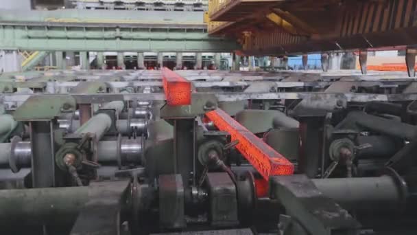 Metal production process in a metallurgical factory. Modern metallurgical factory. Red hot metal in a modern factory. — Stock Video