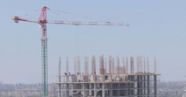 Çok katlı bir konut inşaatı. İnşaat alanında bir vinç. İnşaat vinci inşaat alanında.