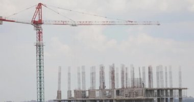 Kule vinci inşaat alanında tur atıyor. İnşaat vinci zaman turları. Çok katlı bir bina zaman turu inşaatı.
