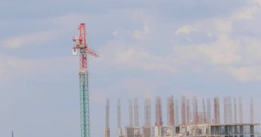 İnşaat zaman aşımı. Kule vinci inşaat alanında tur atıyor. İnşaat vinci zaman turları. Çok katlı bir bina zaman turu inşaatı.