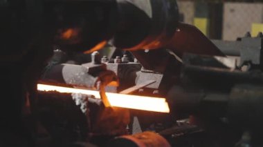 Sıcak metal kurdele, metal işleme tesisinde üretim süreci, üretim aşamasında yuvarlanan metal, pırıl pırıl metal silindirlerde yuvarlanma.