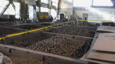 Metal topları olan bir depo, bir değirmen için metal toplar üretimi, yakın plan.