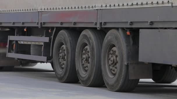 Egy teherautó kereke közelről, a teherautó visszarakja a közeli képet. — Stock videók