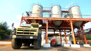 Kimya fabrikasında bir tank kamyonu. Tank kamyonu kimyasal maddelerle dolu bir kimyasal tesiste.