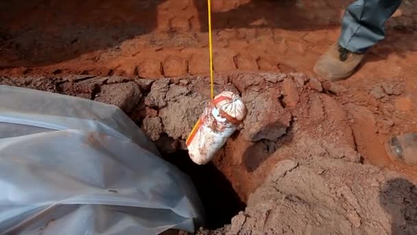 Il processo di collocazione di esplosivi in una cava di minerale di ferro. Gli esplosivi lavorano in una cava. Lavori esplosivi nella cava — Video Stock