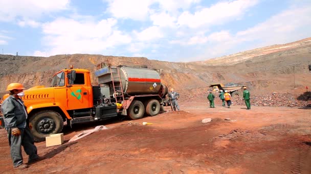 Processus de mise en place d'explosifs dans une carrière de minerai de fer. Les explosifs travaillent dans une carrière. Travaux explosifs dans la carrière — Video