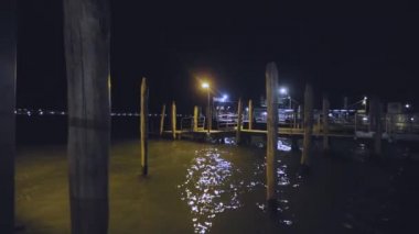 Geceleri Venedik 'te tekne iskelesi, geceleri Venedik' te ahşap iskele. Geceleri turistler olmadan Venedik