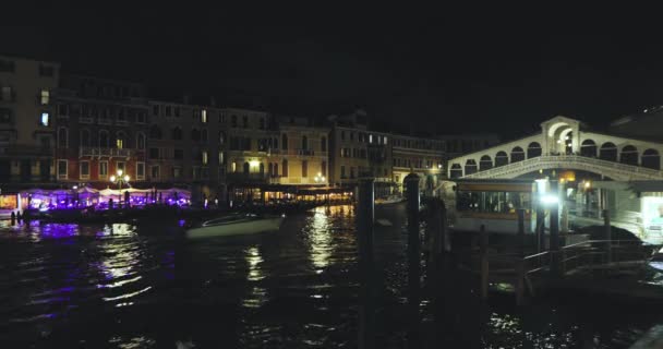 Rialto Köprüsü Gece, Venezia, İtalya. Venedik kanalının gece karesi, Büyük Kanal üzerindeki Rialto köprüsü. — Stok video