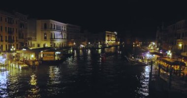 Tekne gece Venedik 'teki Büyük Kanal boyunca ilerliyor. Büyük Kanal, Venedik, İtalya' nın gece çekimi.